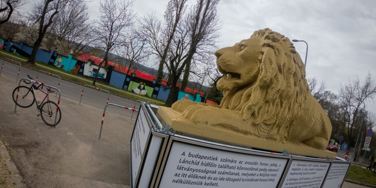 A 2. kerületbe került a Lánchíd oroszlánjának LEGO-változata – fotók