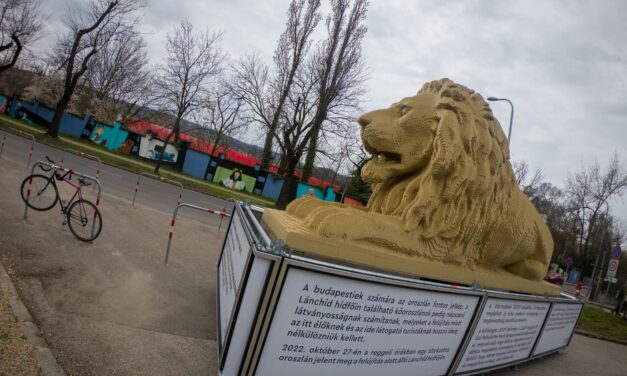 A 2. kerületbe került a Lánchíd oroszlánjának LEGO-változata – fotók
