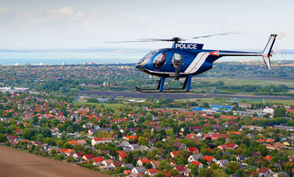 MOST ÉRKEZETT! A Balatonba zuhant egy rendőrségi helikopter, vitorlázók siettek menteni a pilótát és utasát