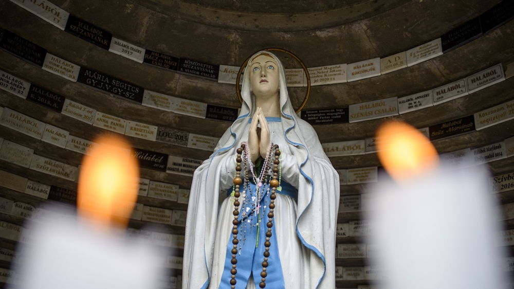 Pofátlan lopás Terézvárosban – óriási Szűz Mária-szoborral a hóna alatt sétált ki egy férfi a templomból