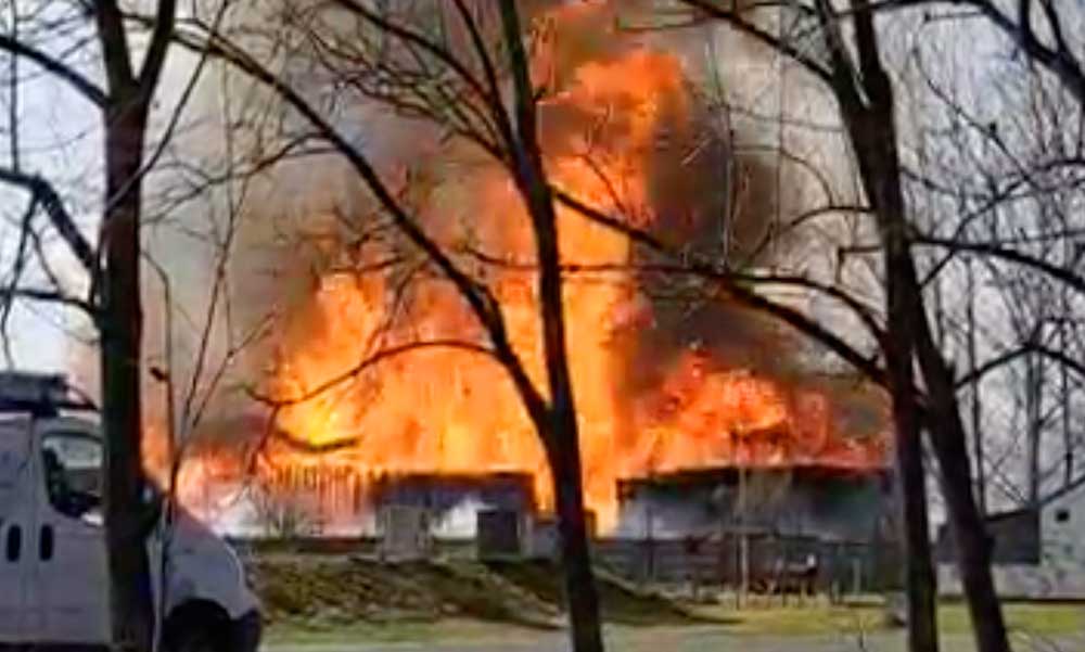 „Nekünk mindenünk ez a ház volt” – gyújtogatásra gyanakodnak a 18. kerületi tűz után, egy családi ház teteje és egy autó is megsemmisült