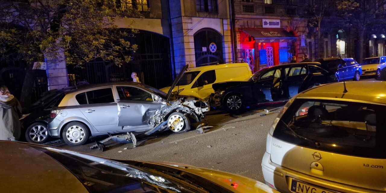 Öt autó tört össze vasárnap késő este a 8. kerületben
