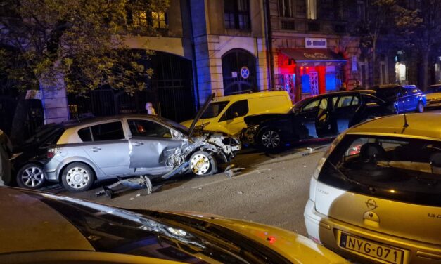 Öt autó tört össze vasárnap késő este a 8. kerületben