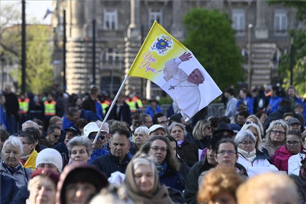 Közlekedési káosz, dugó várható Ferenc pápa Kossuth téri szentmiséje idején