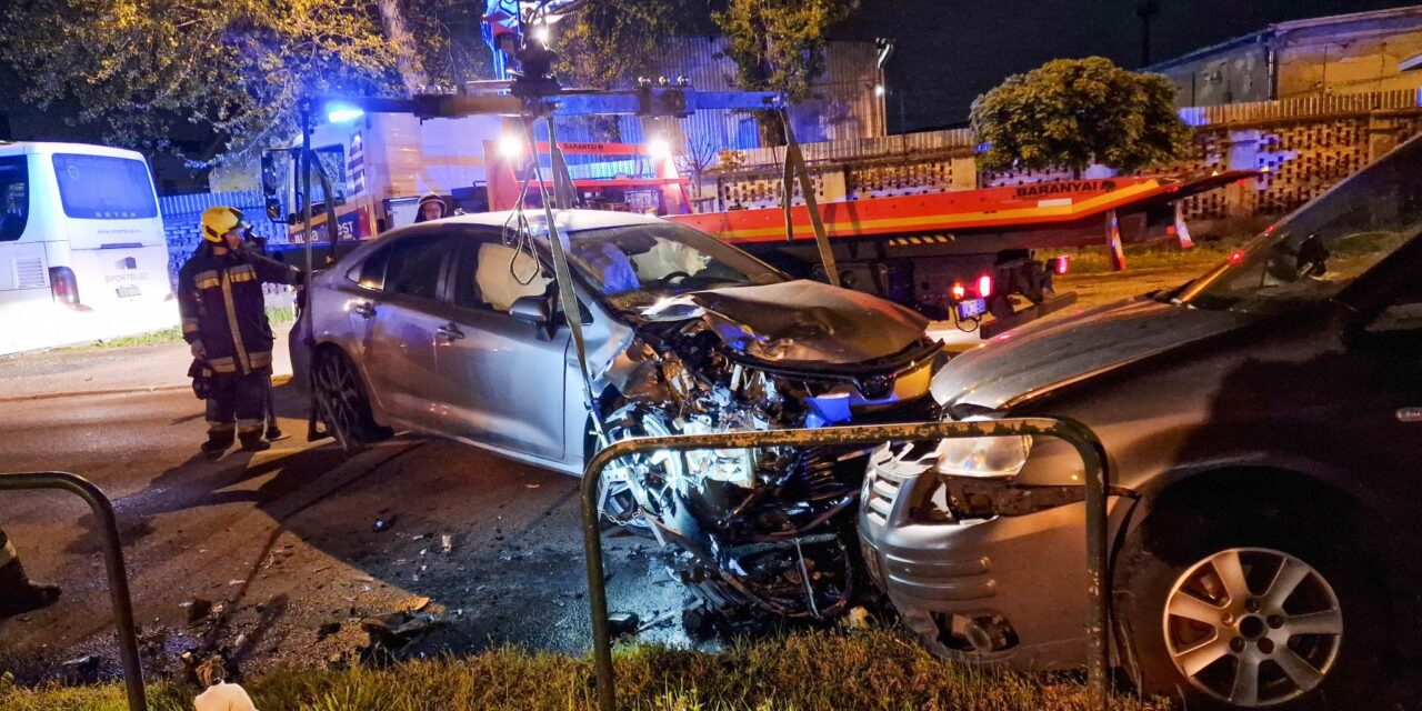 Brutális csattanás a 10. kerületben: frontálisan rohant egymásnak két autó, a csoda mentette meg a sofőrök életét – Fotók a helyszínről