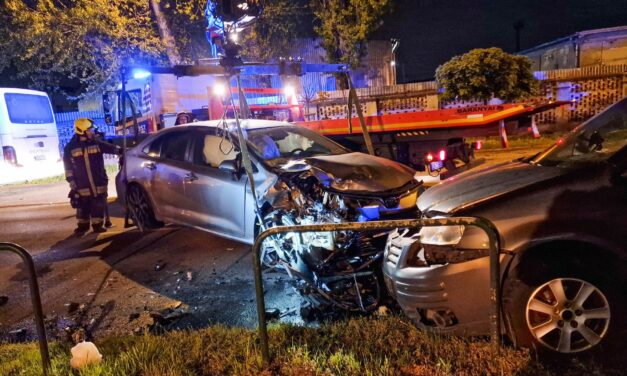 Brutális csattanás a 10. kerületben: frontálisan rohant egymásnak két autó, a csoda mentette meg a sofőrök életét – Fotók a helyszínről