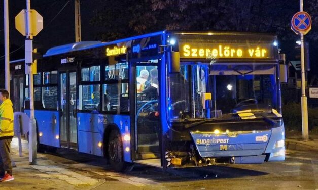 Hármas karambol Kispesten, BKK busznak csapódott a Fiat, kidőlt a jelzőlámpa is – Fotók