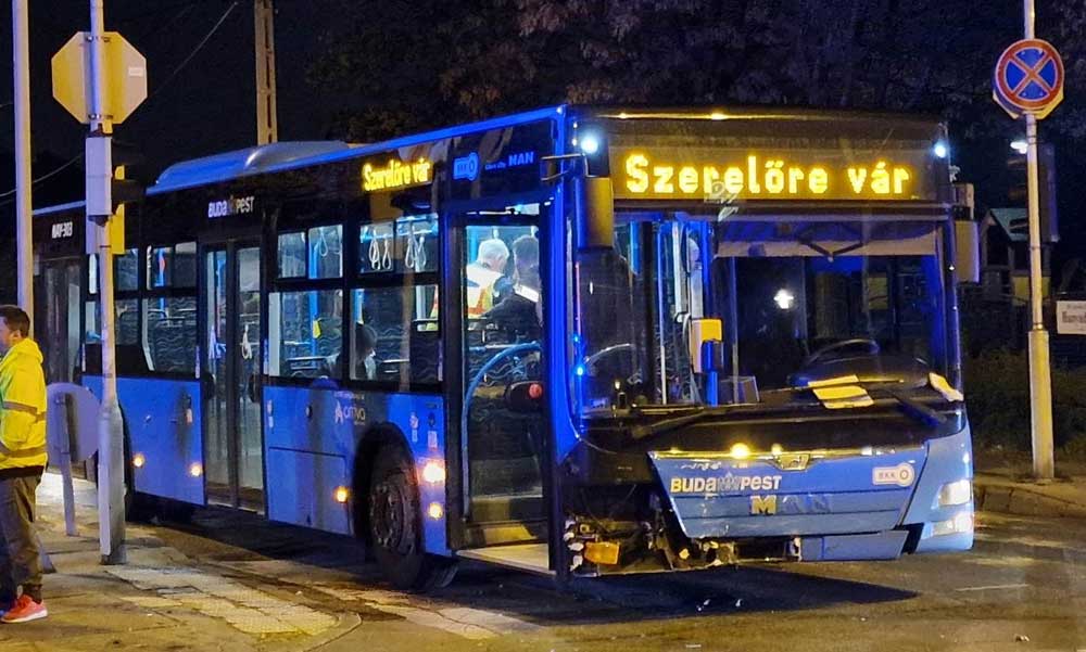 Hármas karambol Kispesten, BKK busznak csapódott a Fiat, kidőlt a jelzőlámpa is – Fotók