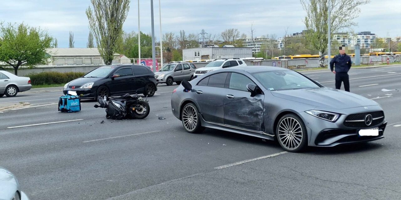 Nem vette észre, hogy piros a lámpa – a szabálytalan Mercedesbe csapódott egy motoros futár a Váci úton