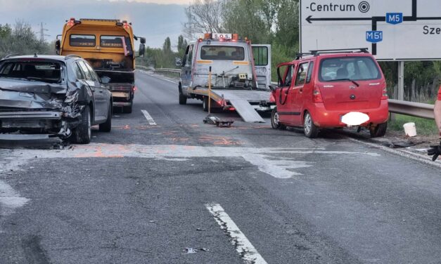 Négyes karambol az M51-es autóúton – törtek a vasak, öt embert szállítottak kórházba