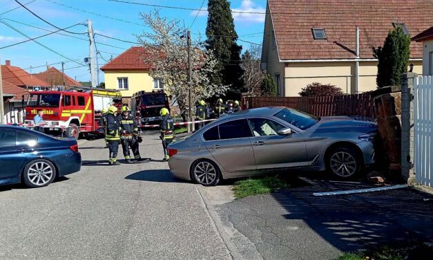 Kerítésbe csapódott a BMW, megsérült egy gázcső Pilisszentivánon – harminc óvodást kellett biztonságba helyezni a baleset után