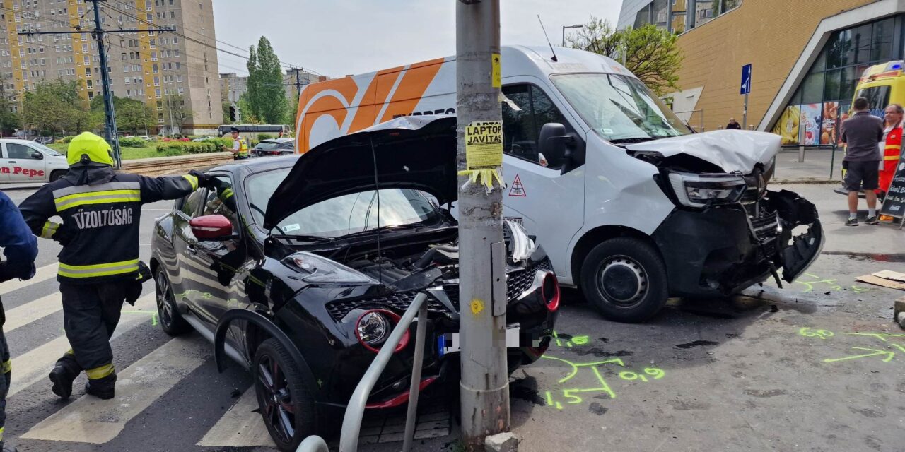 Sárgán villogtak a jelzőlámpák, megtörtént a baj Kispesten: összeütközött, majd a járdára sodródott egy Nissan és egy csomagszállító