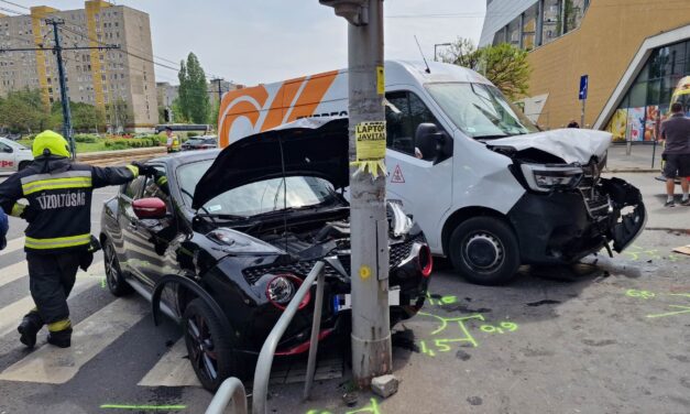 Sárgán villogtak a jelzőlámpák, megtörtént a baj Kispesten: összeütközött, majd a járdára sodródott egy Nissan és egy csomagszállító