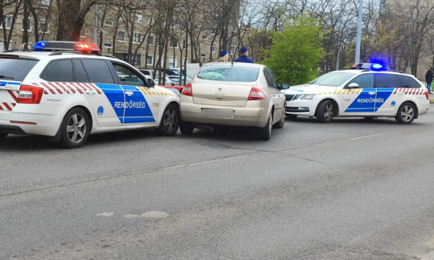 Autós üldözés volt Csepelen: amíg elfogták a menekülő férfi, kocsija nekiütközött egy rendőrségi járműnek