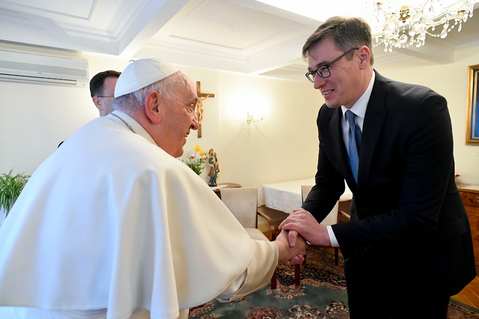 „Falak helyett hidakra van szükség” – ezzel a tanáccsal látta el Ferenc pápa Budapest főpolgármesterét, aki megajándékozta a Lánchíddal a Szentatyát
