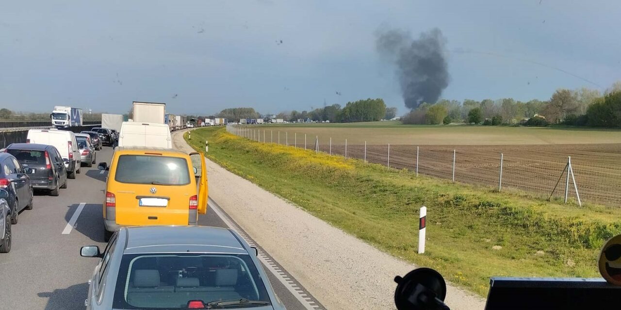 Kilométerekről is látható füst, útzár az M4-es autóúton – a dugóban ülők csak találgatják, mekkora lehet a baj