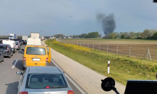 Kilométerekről is látható füst, útzár az M4-es autóúton – a dugóban ülők csak találgatják, mekkora lehet a baj
