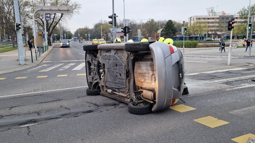 Durva csattanás Kipesten: feje tetejére állt egy autó a balesetben
