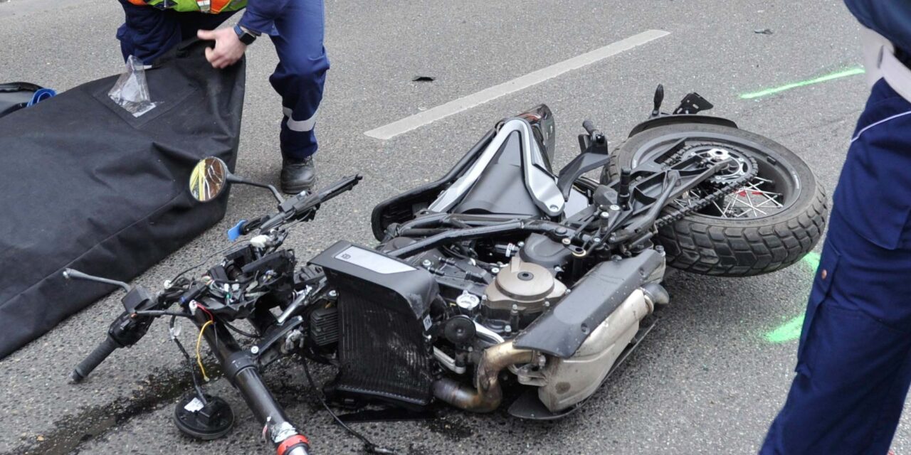Egy arra járó autós próbálta megmenteni az életét, meghalt a gólyával ütköző motoros