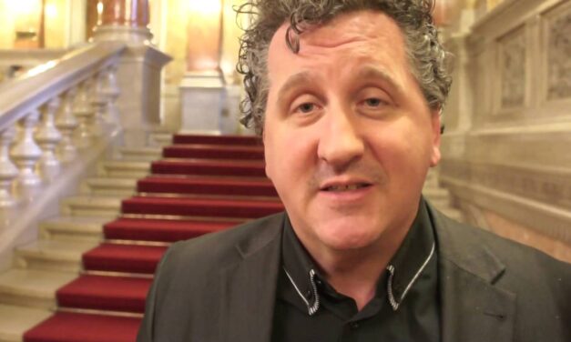 Ókovács Szilveszter szerint a dolgozók béremelésére költik a büfé bevételét, az Operaház beperli a felmondott karmestert