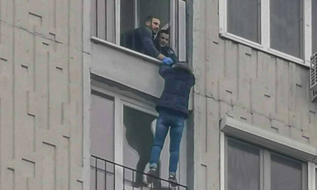 Ötven méter magasan lógott egy asszony a fővárosi ház oldalán: el akarta magától dobni életét, a rendőrök azonban nagyot küzdöttek érte