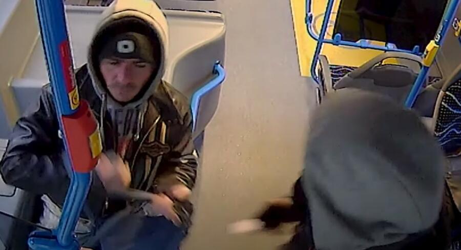 Piti tolvajokat keresnek a fővárosi zsaruk: menet közben nyúlták le az 57-es buszon a sofőr táskáját