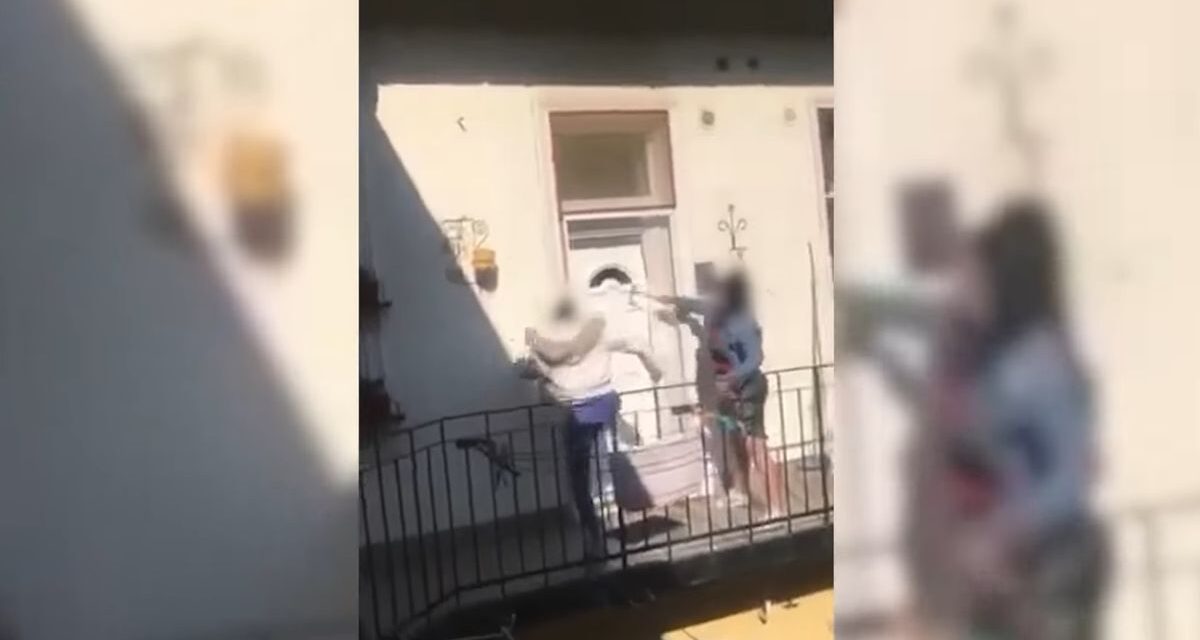 Anya és lánya kalapáccsal esett neki egy lakás ajtajának a 13. kerületben – Döbbenetes videón a barbár támadás