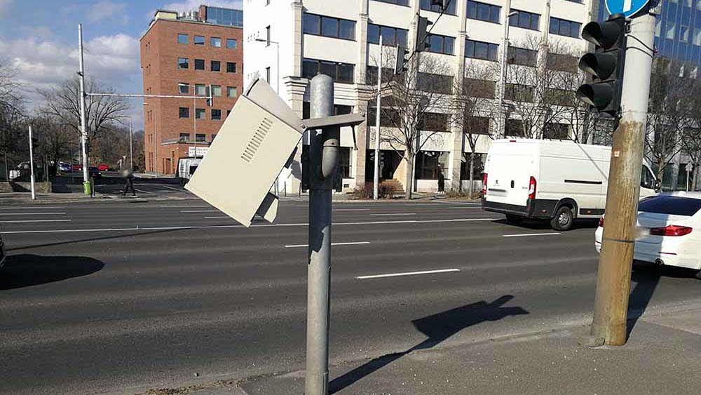 Bosszút álltak Budapest új traffipaxain: szétverték a Váci útra telepített sebességmérőket