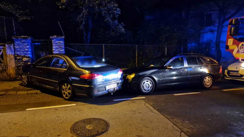 Megcsúszott a BMW-s, parkoló autónak hajtott a 11. kerületben – helyszíni fotók