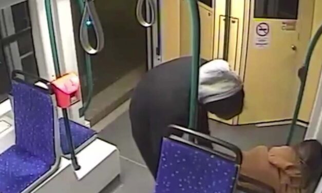 Kiraboltak egy alvó utast a hatos villamoson, segítséget kér a rendőrség – videó