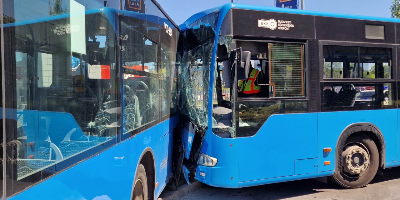 Gigászok csatája a 15. kerületben: csuklósbuszok ütköztek, a kamionmentő tudta csak szétválasztani a két Mercedest