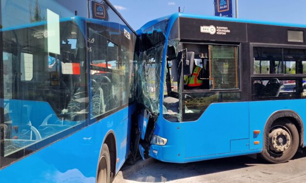 Gigászok csatája a 15. kerületben: csuklósbuszok ütköztek, a kamionmentő tudta csak szétválasztani a két Mercedest