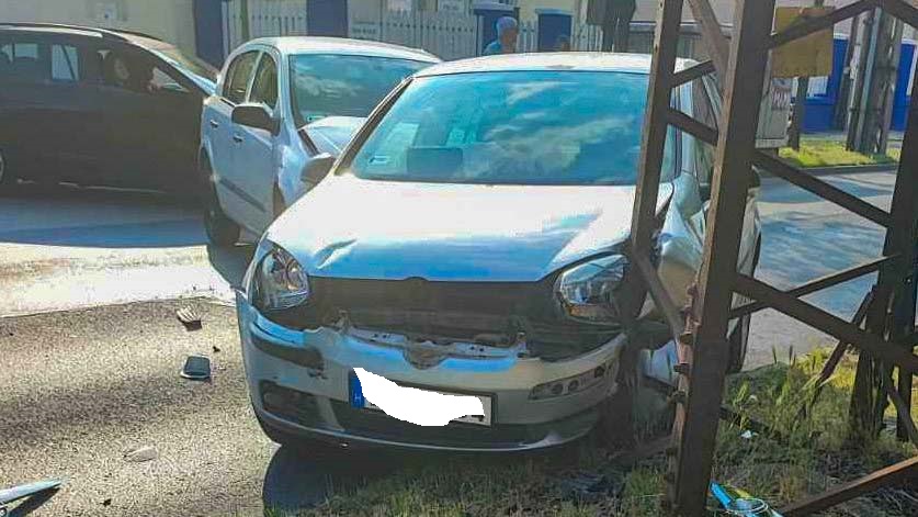 Astra és Golf csattant Csepelen, az ütközés után villanyoszlopnak vágódott az egyik személygépkocsi