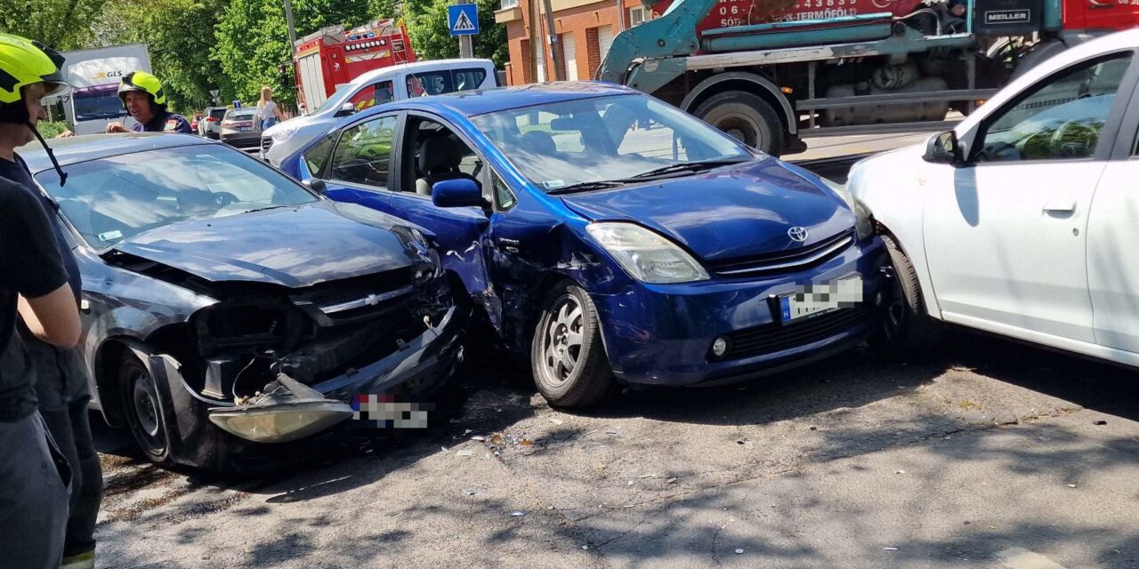 Újabb karambol Kispest egyik legveszélyesebb kereszteződésében – három autó ütközött, az egyik sofőr kórházba került