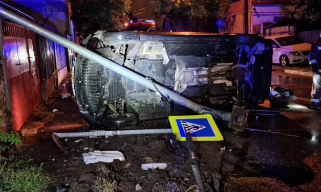 Nagy rombolás a 20. kerületben: kidöntött egy villanyoszlopot és az oldalára borult a jobbkormányos Mercedes – kikelt magából a részeg sofőr