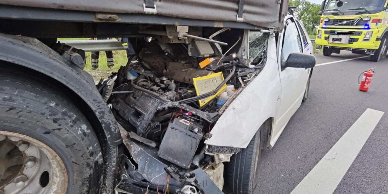 Brutális baleset az M2-es autóúton: nem sikerült a sávváltás, kamionba csapódott egy személygépkocsi
