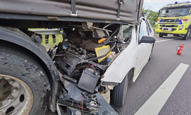 Brutális baleset az M2-es autóúton: nem sikerült a sávváltás, kamionba csapódott egy személygépkocsi