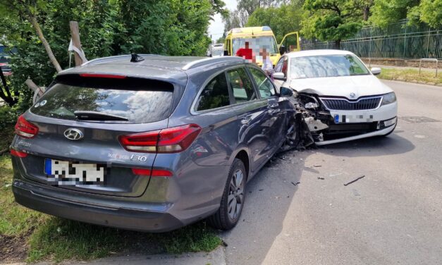 Rosszul lett a sofőr, hirtelen sávot váltott és belerohant egy Skodába a Népfürdő utcában – sietve vitték kórházba az autó vezetőjét