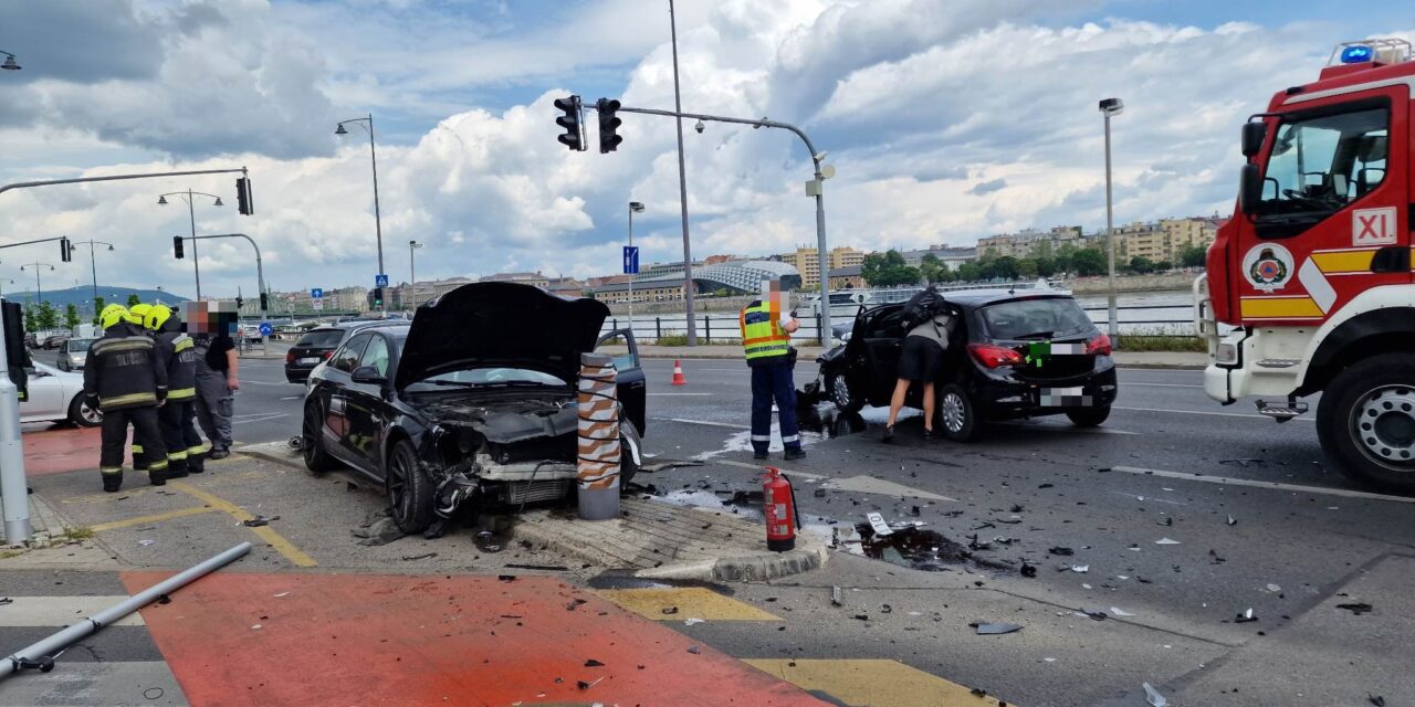 Kibabrált a telezöld az Audi és az Opel sofőrjén a Petőfi hídnál, nagy erejű ütközés és súlyos sérülés lett a vége