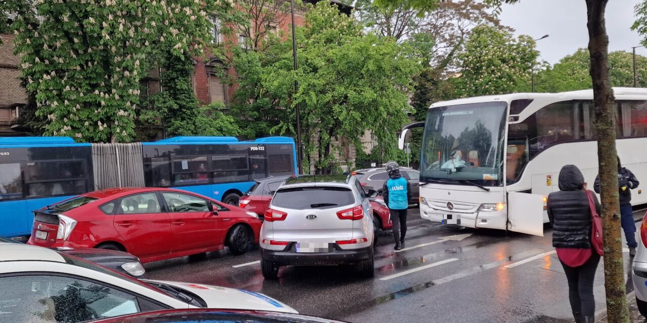 Káosz a Széll Kálmán téren: elszabadult és mindent vitt egy autóbusz, újraélesztették a sofőrt a tarolás után