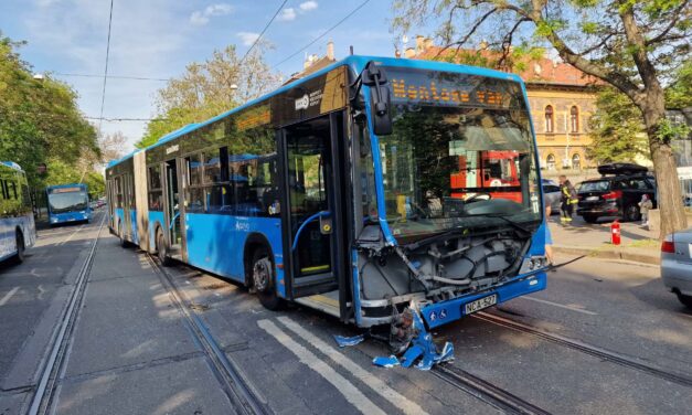 Négyen kerültek kórházba a figyelmetlen Audi-sofőr miatt – csuklós busszal ütközött egy autó Zuglóban