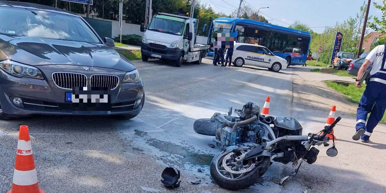 Súlyos baleset Törökbálinton – elfelejtett belenézni a visszapillantó tükörbe a BMW sofőrje, a fiatal motoros bánta