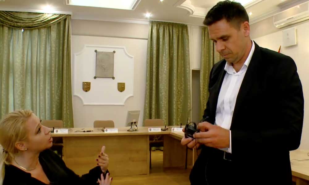 Beégett Kammerer Zoltán, Göd új polgármestere az első interjúján, elmenekült a kamera elől, amikor a Samsung-gyárról kérdezték