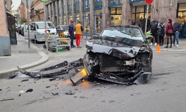 Alaposan összetörte autóját a lengyel nagykövet, miután egy trolibusszal ütközött a Nagymező utcában