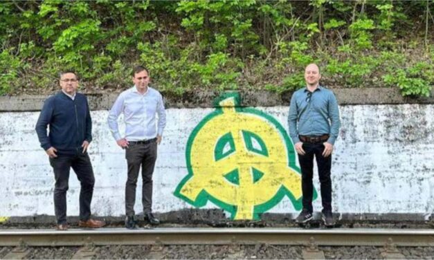„Sehol sem tűrünk uszító falfirkákat” – Békejellel festették le Őrsi Gergelyék az orosz háborús graffitit Pasaréten