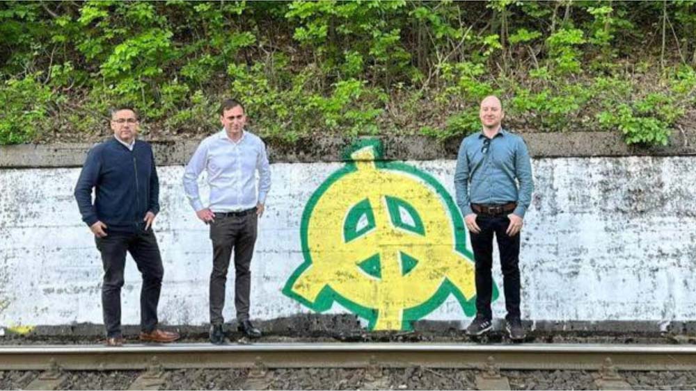 „Sehol sem tűrünk uszító falfirkákat” – Békejellel festették le Őrsi Gergelyék az orosz háborús graffitit Pasaréten