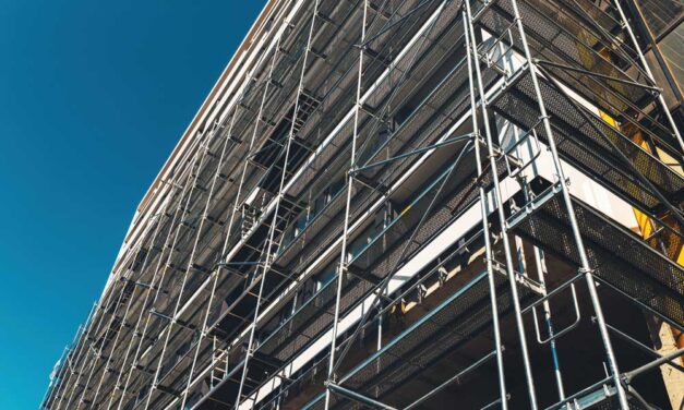 Homlokzati állvány a kényelmes munkavégzéshez