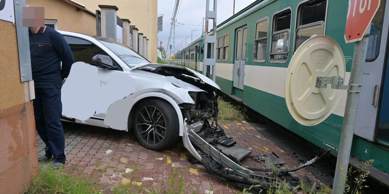 Újabb baleset a síneken: elvitte a HÉV az Audi Q8 elejét, nagy ára volt a figyelmetlenségnek a H6-os vonalon