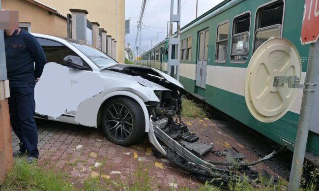 Újabb baleset a síneken: elvitte a HÉV az Audi Q8 elejét, nagy ára volt a figyelmetlenségnek a H6-os vonalon