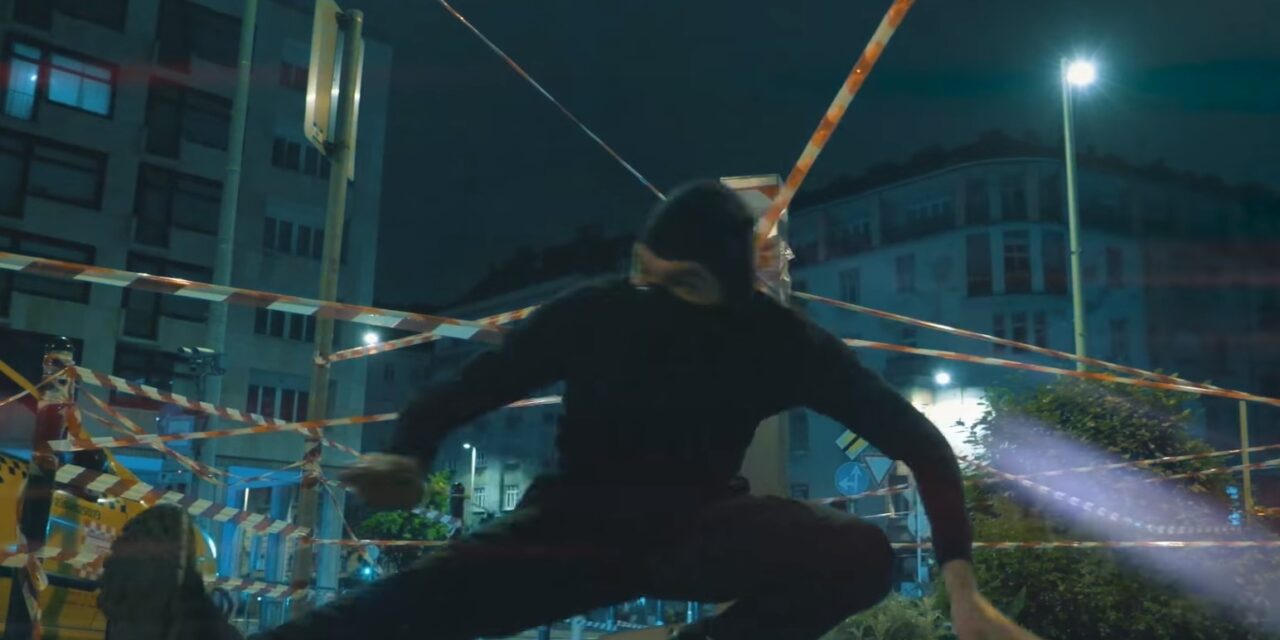 Látványos videón, ahogy egy capoeira táncos az omlásveszélyt jelző szalagokon átugrálva idézi fel az Ocean’s Twelve egyik híres jelenetét a 2. kerületben